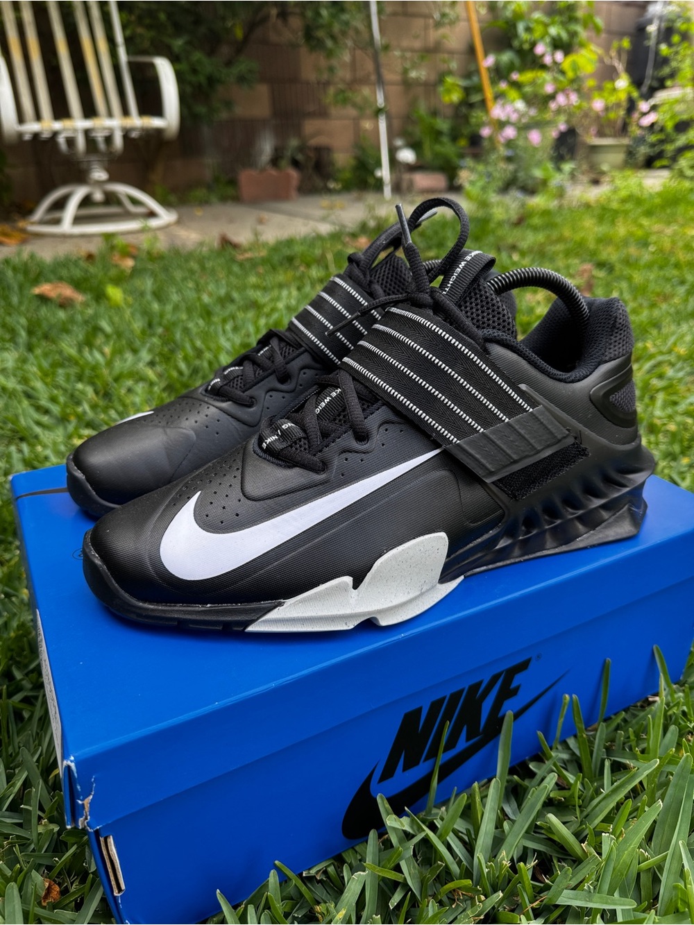Nike - Savaleos weightlifting / squat / gym  shoes - black (M 9.5 / W 11)